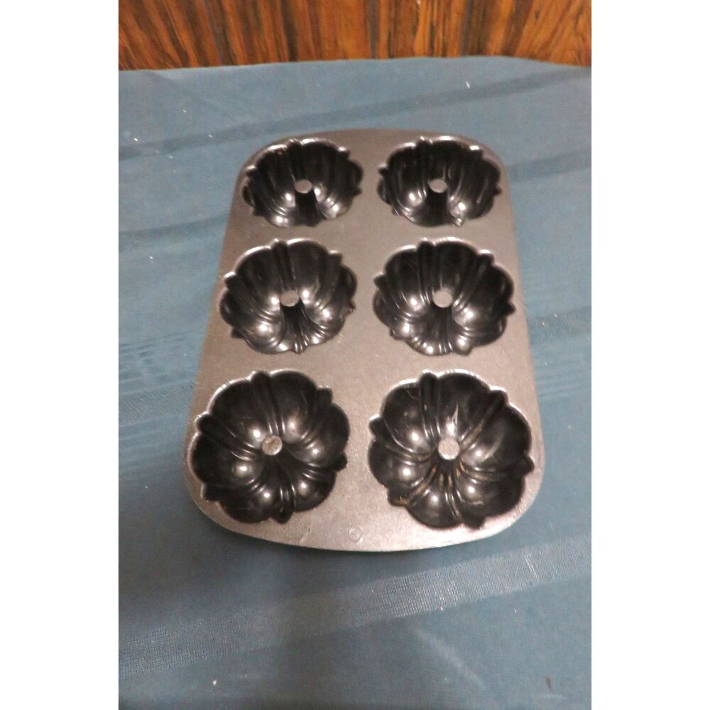 Wilton Mini Cupcake Muffin/Tart Baking Pan 24 Nonstick Steel